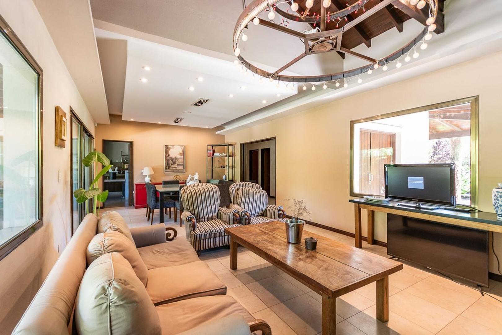 Casa en Venta con 3 cocheras