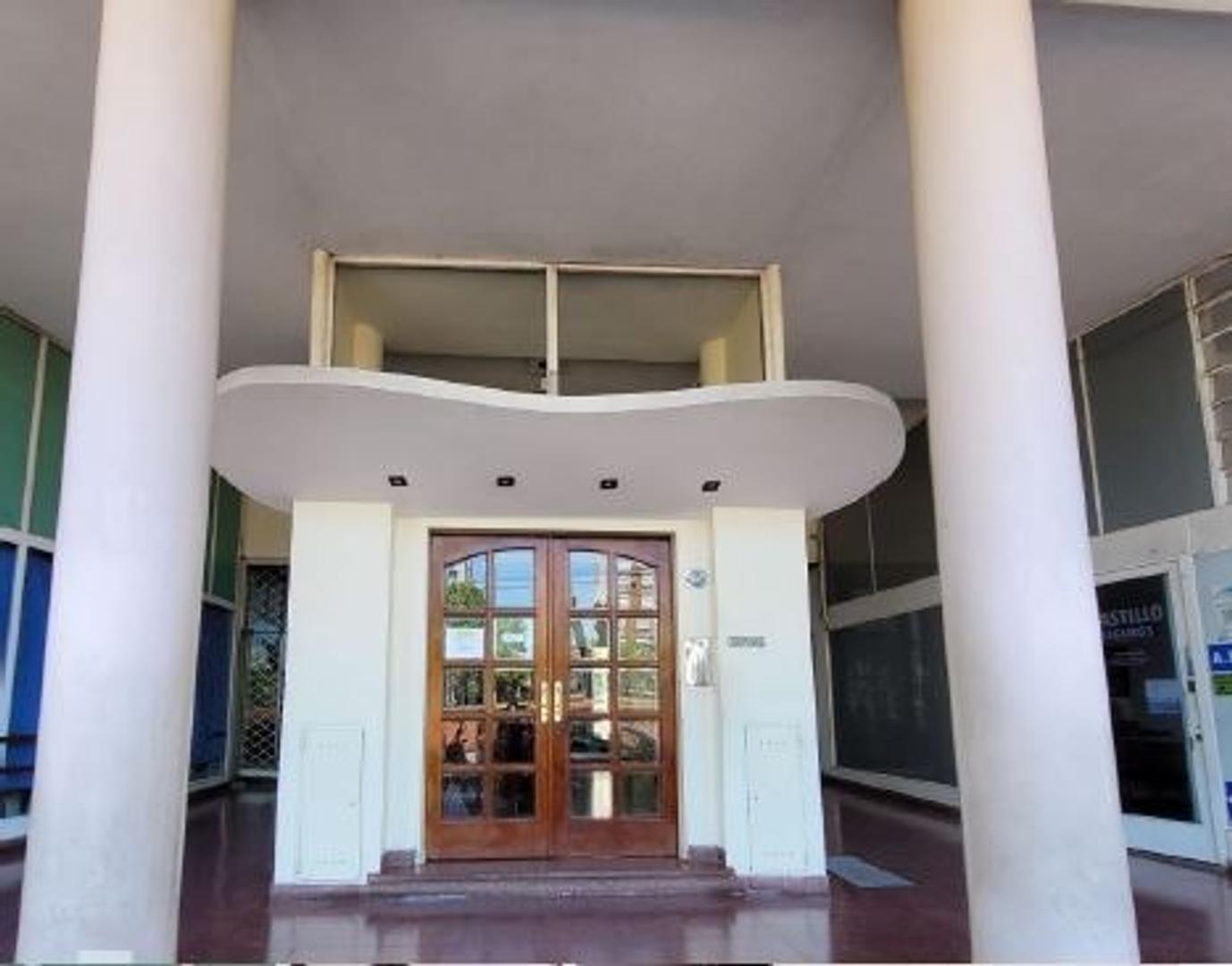 Depto de 3 ambientes ubicado frente estación de tren