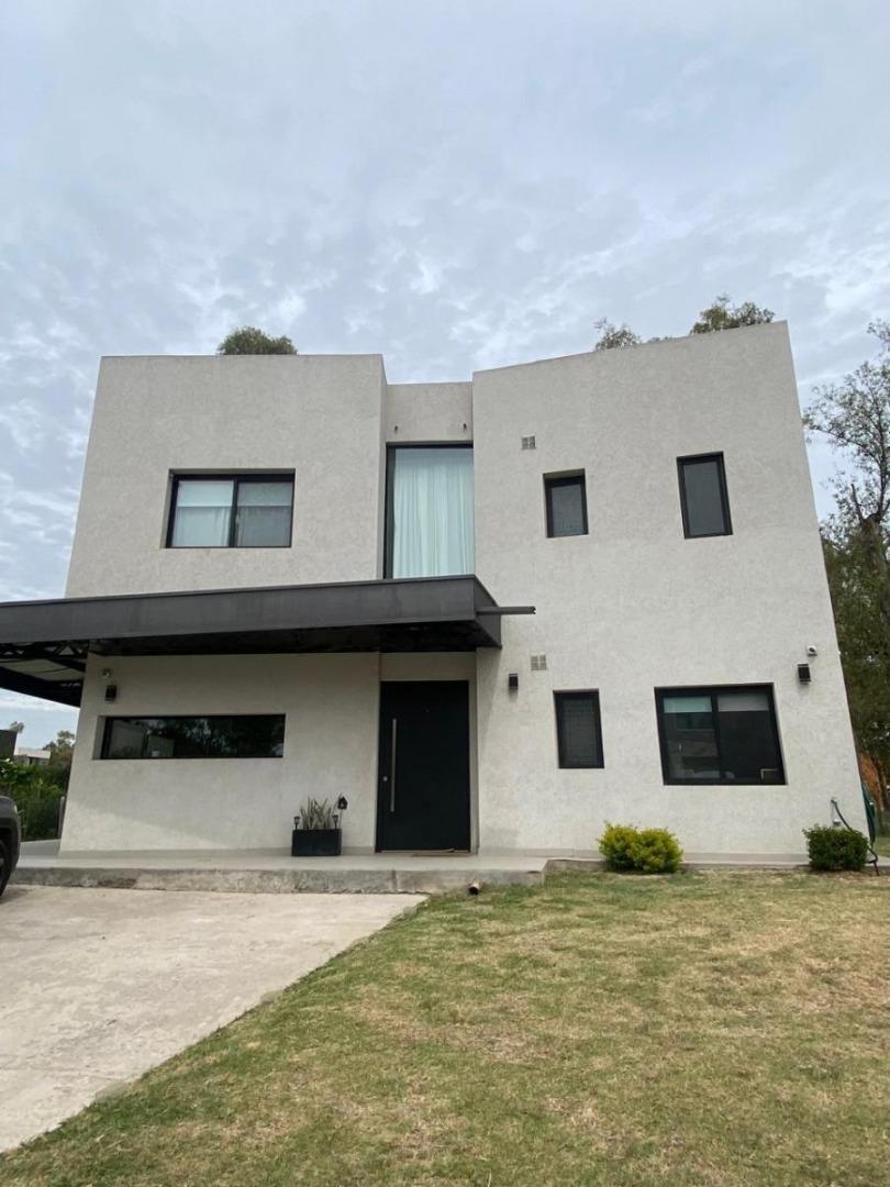 EXCELENTE CASA EN COUNTRY ALVAREZ DEL BOSQUE