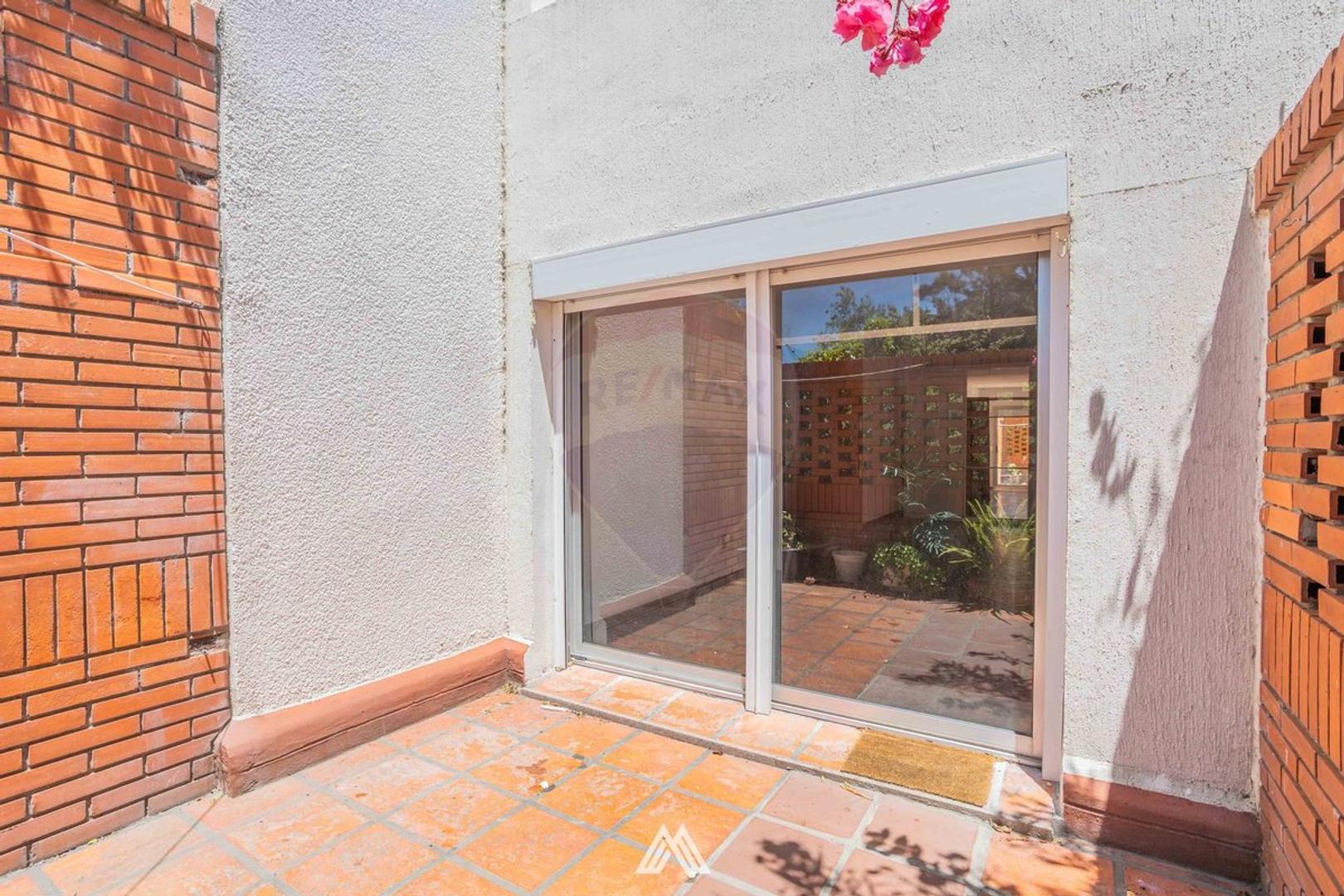 Se alquila monoambiente con dos patios.