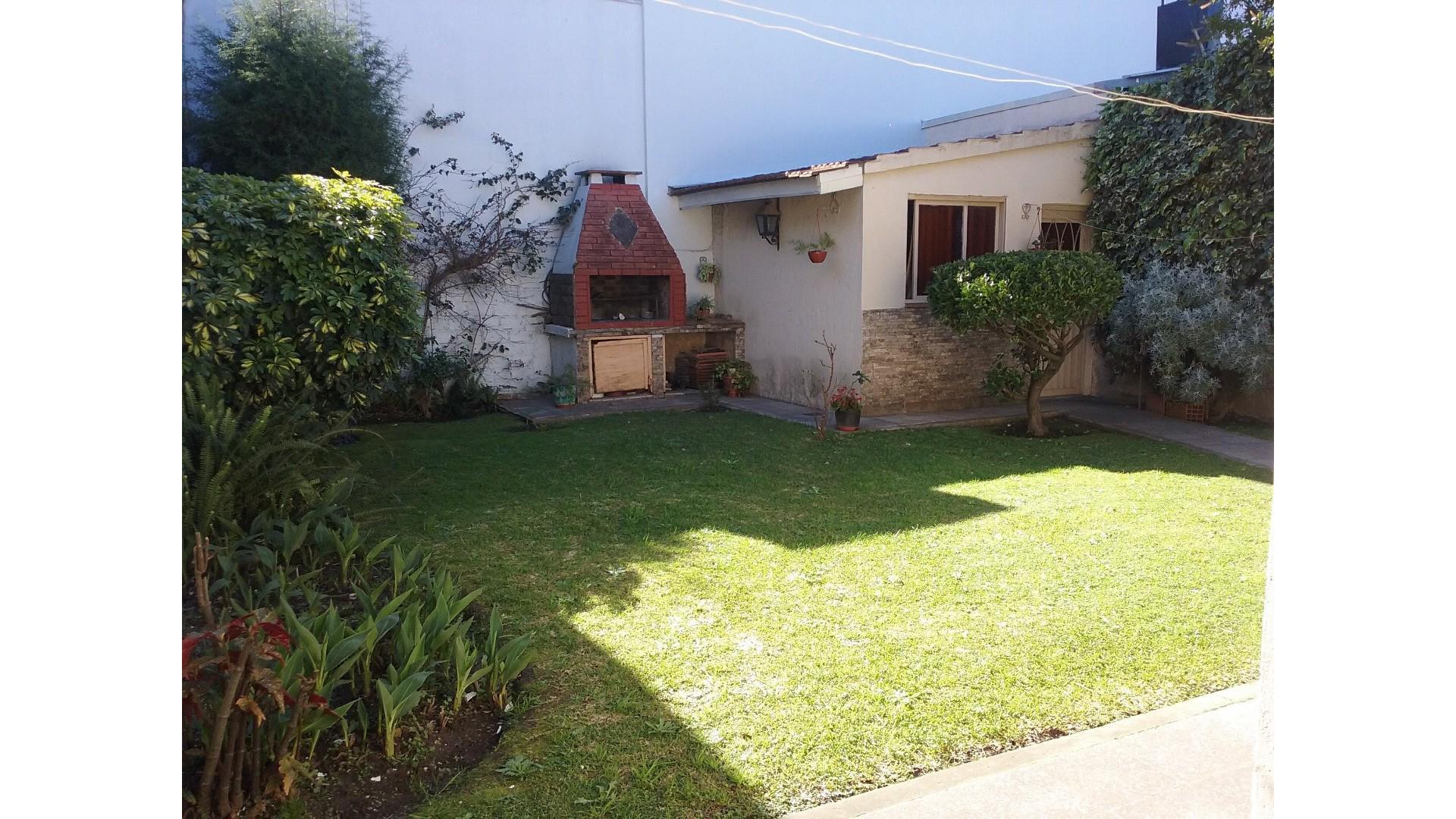 Comodo chalet 3 ambientes con jardín