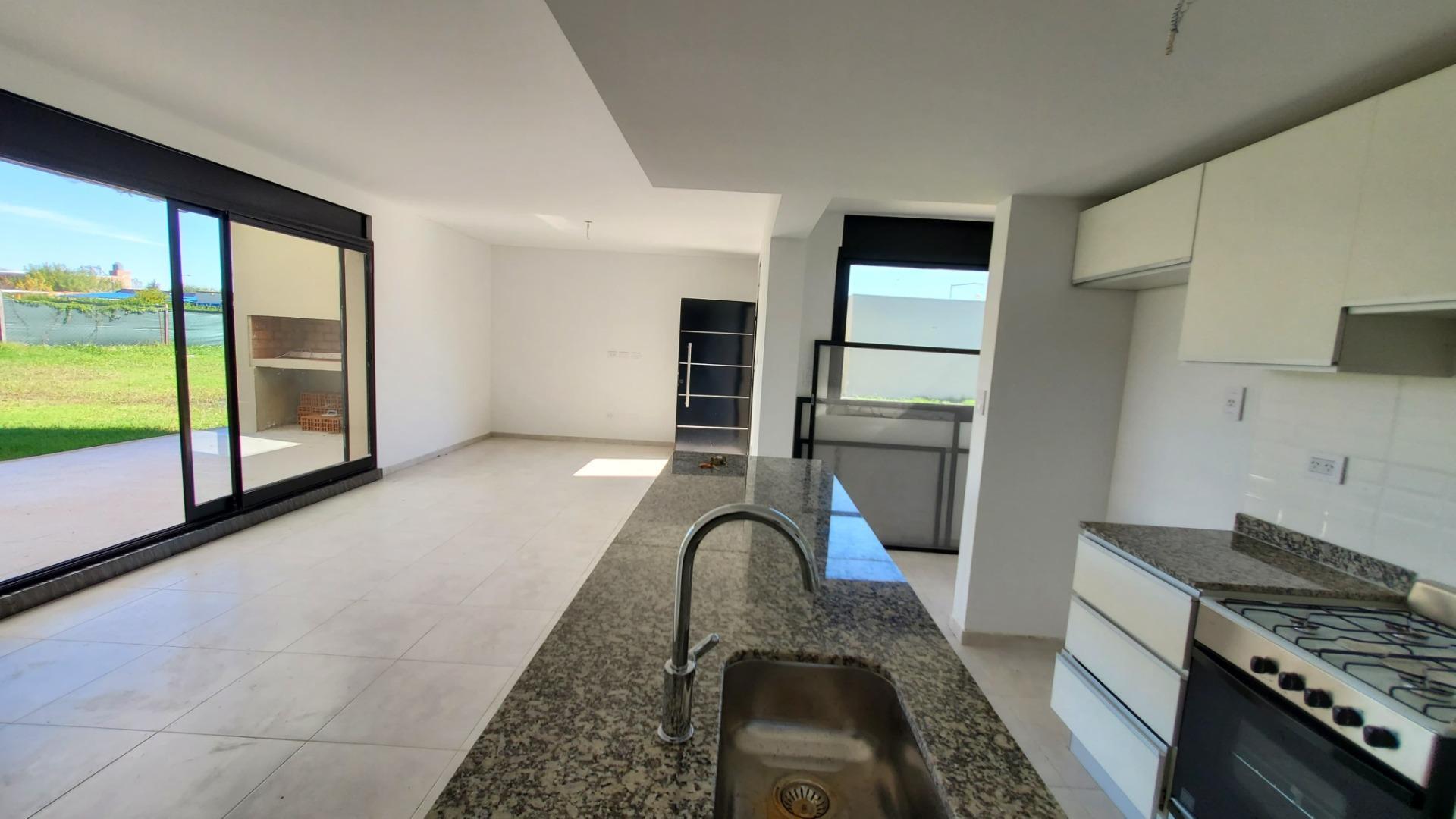 Hermosa casa 2 dorm. con galeria y parrillero a ESTRENAR.