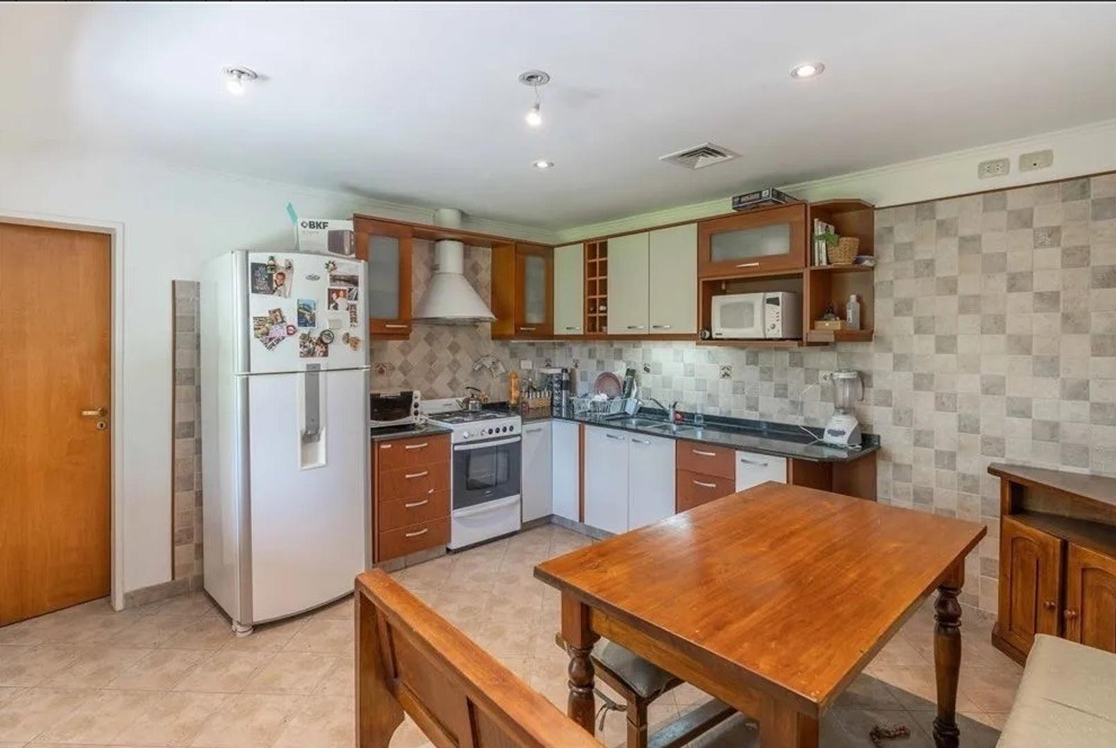 Casa en Venta con 3 cocheras