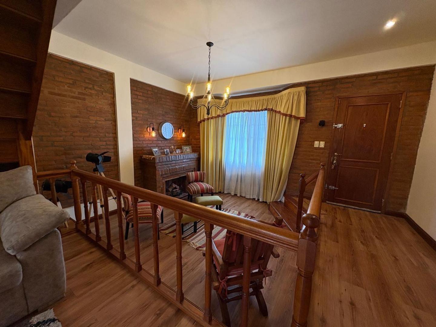 Casa en Venta con 3 cocheras