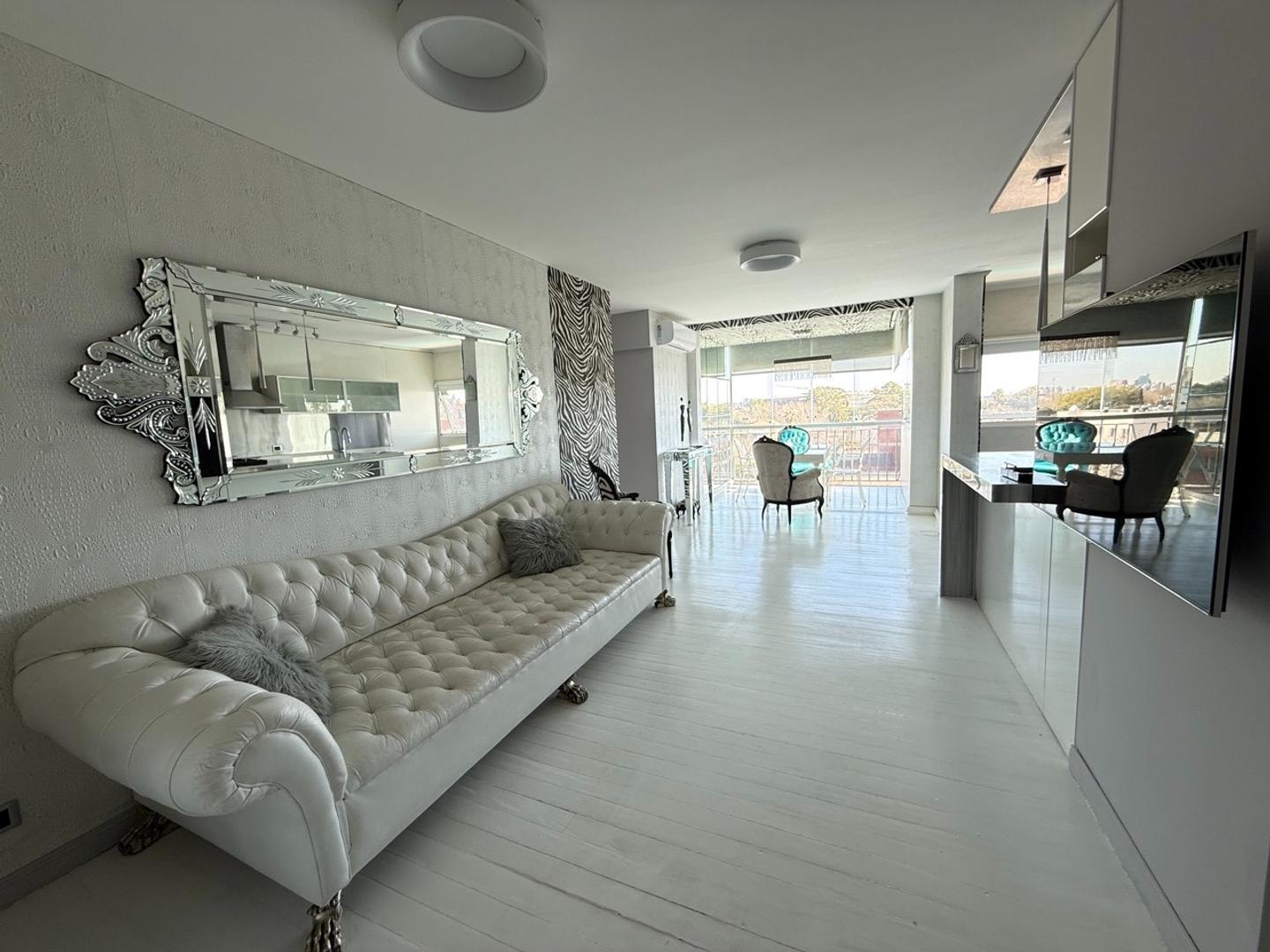 Alquiler 3 ambientes con cochera, amoblado y equipado.