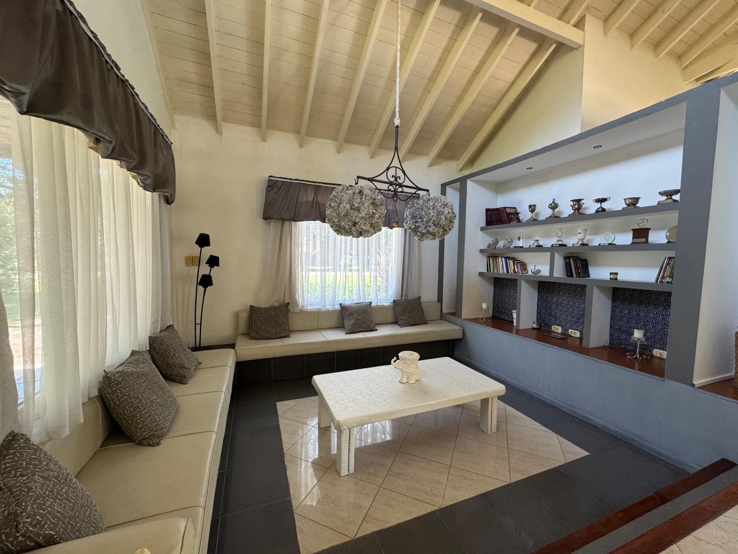 Casa en Venta con 4 cocheras