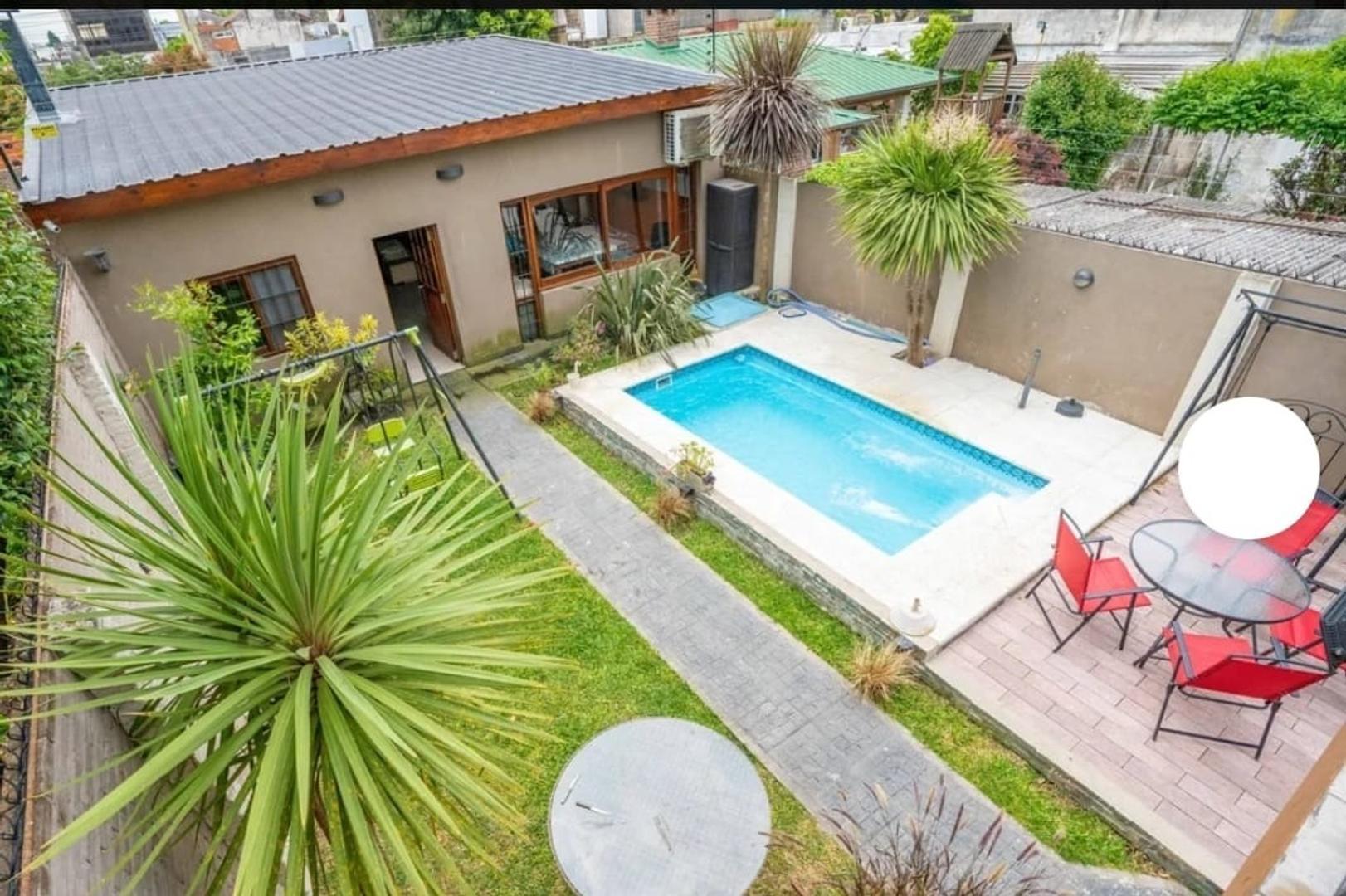 Moderno Chalet 4 ambientes, quincho y pileta, 2 cocheras.