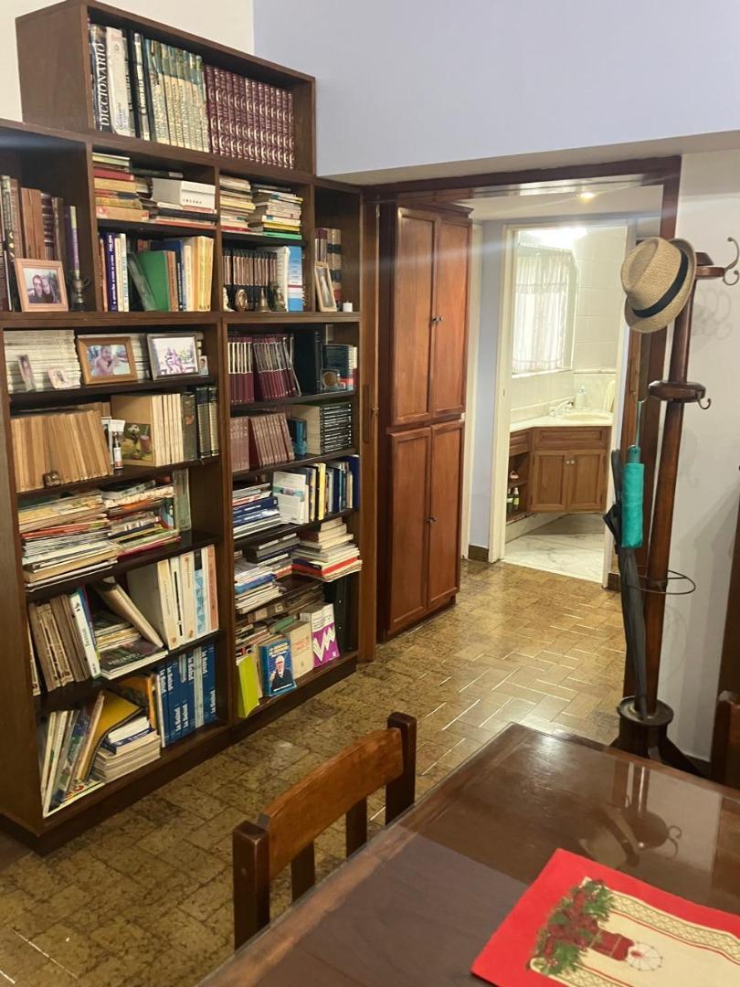 Amplia vicienda en esquina 4 ambientes y garage varios autos