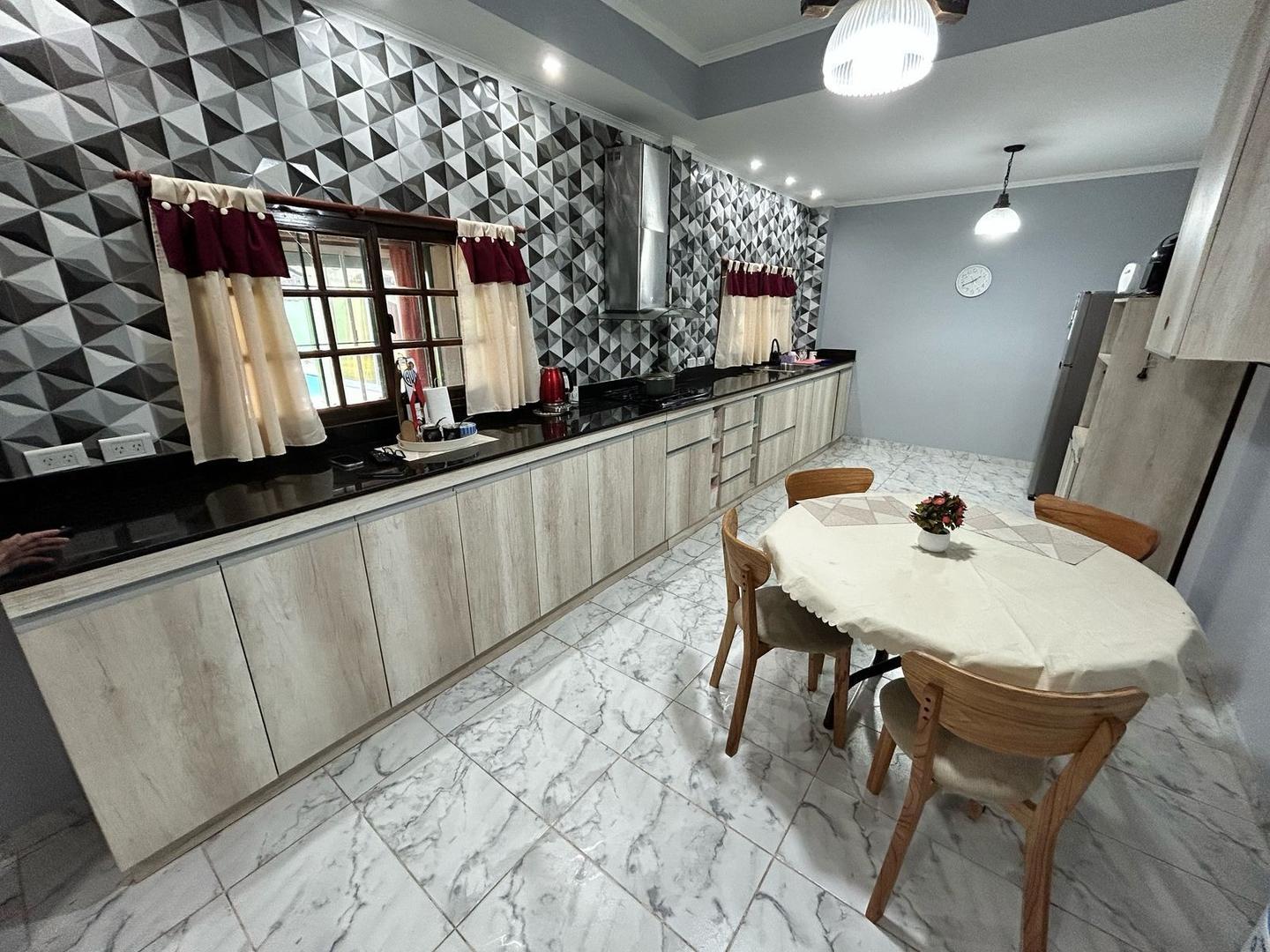 Casa 4 ambientes con 2 baños