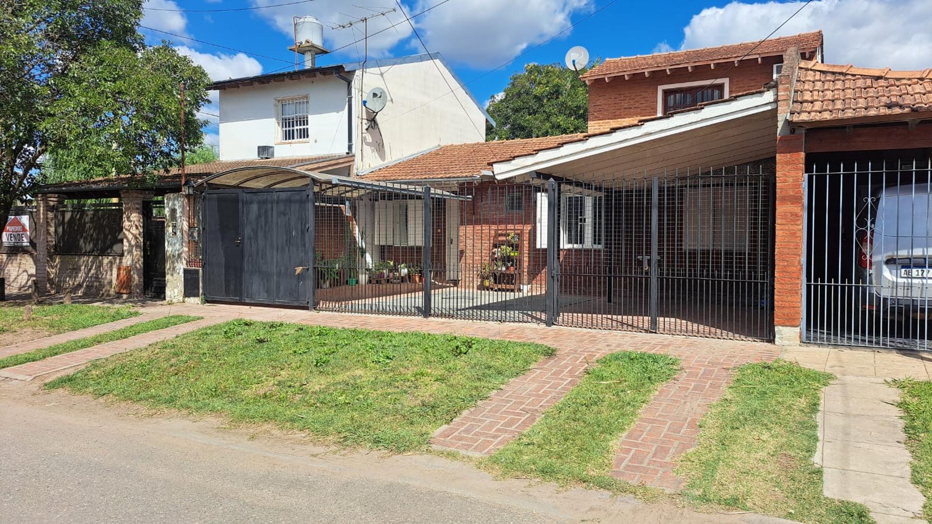 Casa en Venta con 2 cocheras