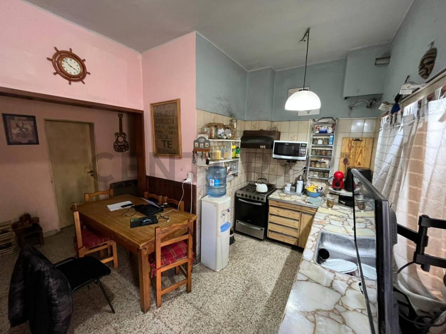 Venta de casa 5 ambientes con patio, terraza y cochera en Monte Grande. APTO CREDITO.