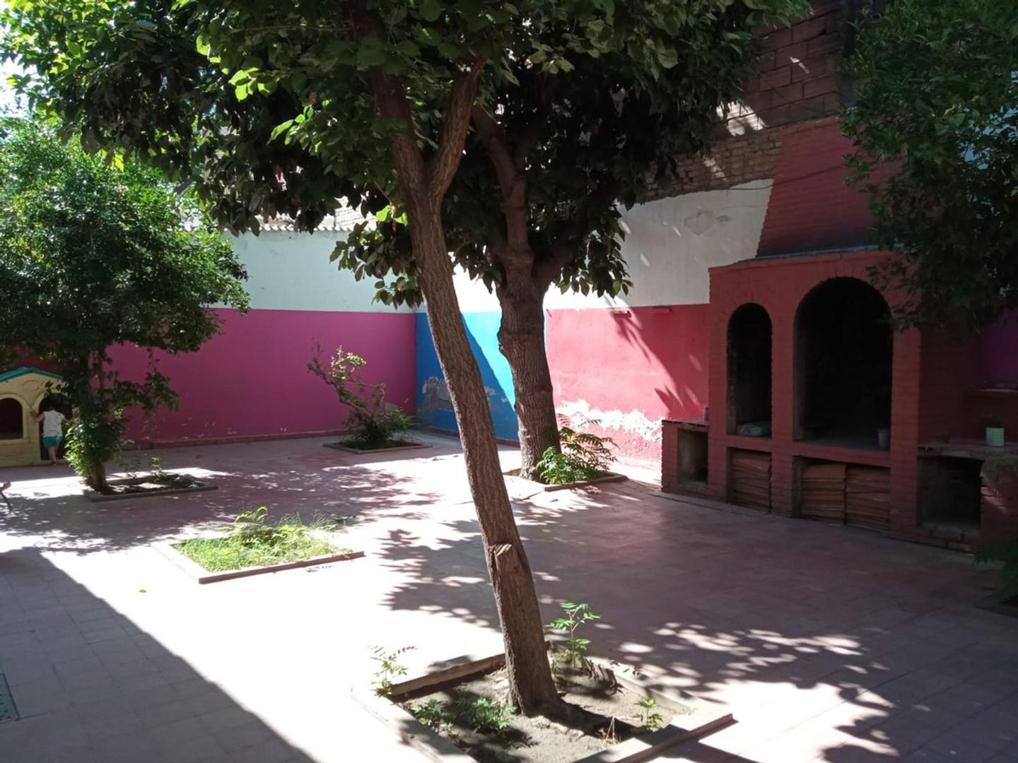 Casa 8 ambientes con 2 baños