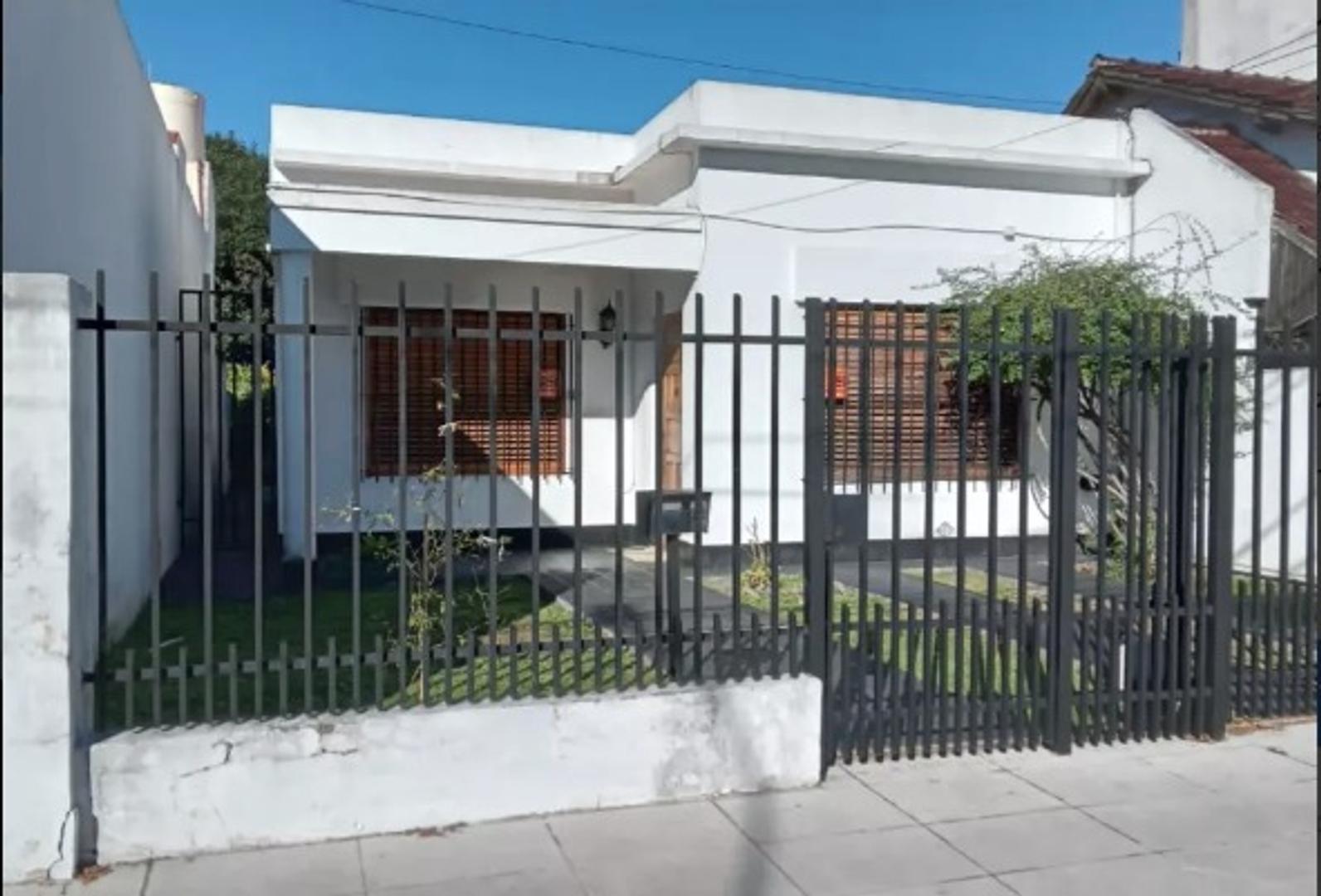 Casa en venta Caseros 3 Ambientes C/cochera Y Parque.