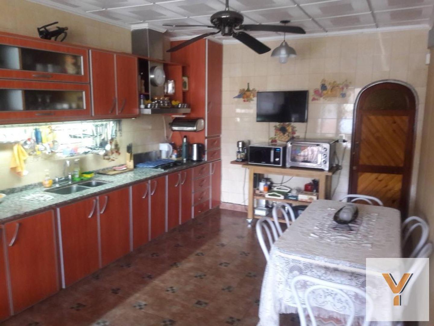 Casa 3 ambientes con 2 baños