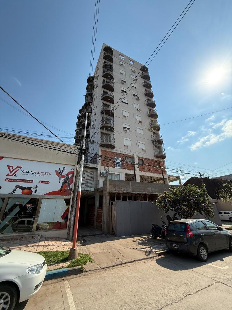 Dpto de 2 dormitorios con balcon al frente en macrocentro