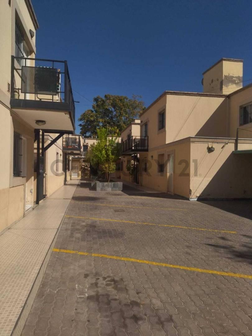 12 de octubre 100, Piso 0