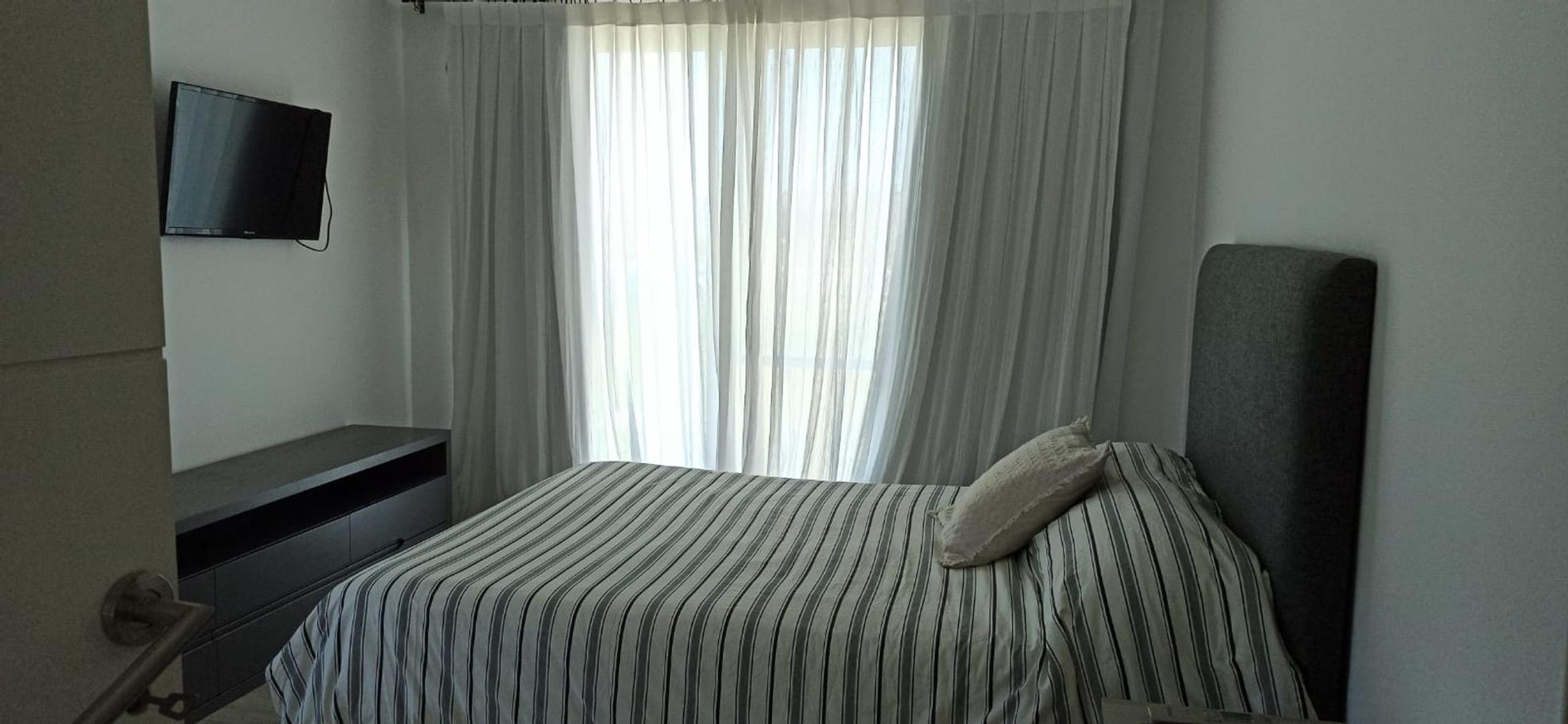 Casa en Alquiler con 3 cocheras