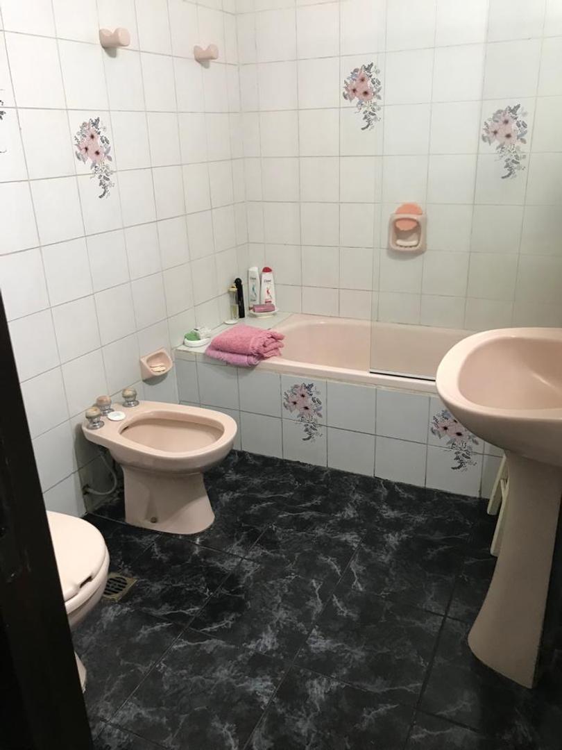 Villa Tesei impecable chalet 4 ambientes con parque y pileta