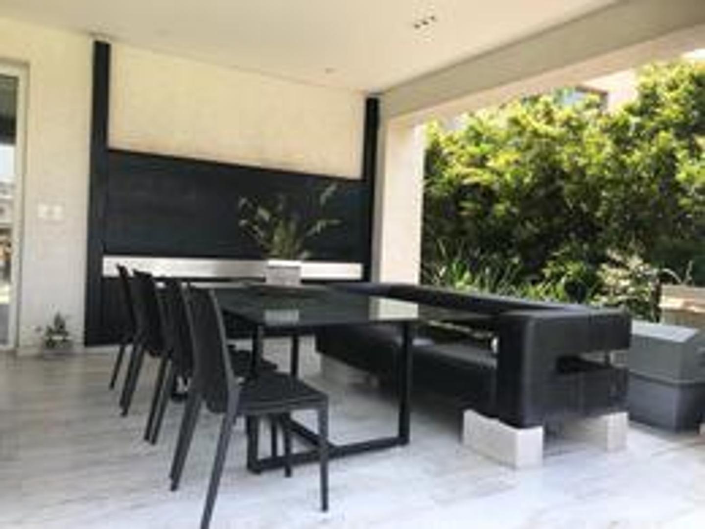 Casa 8 ambientes con 4 baños