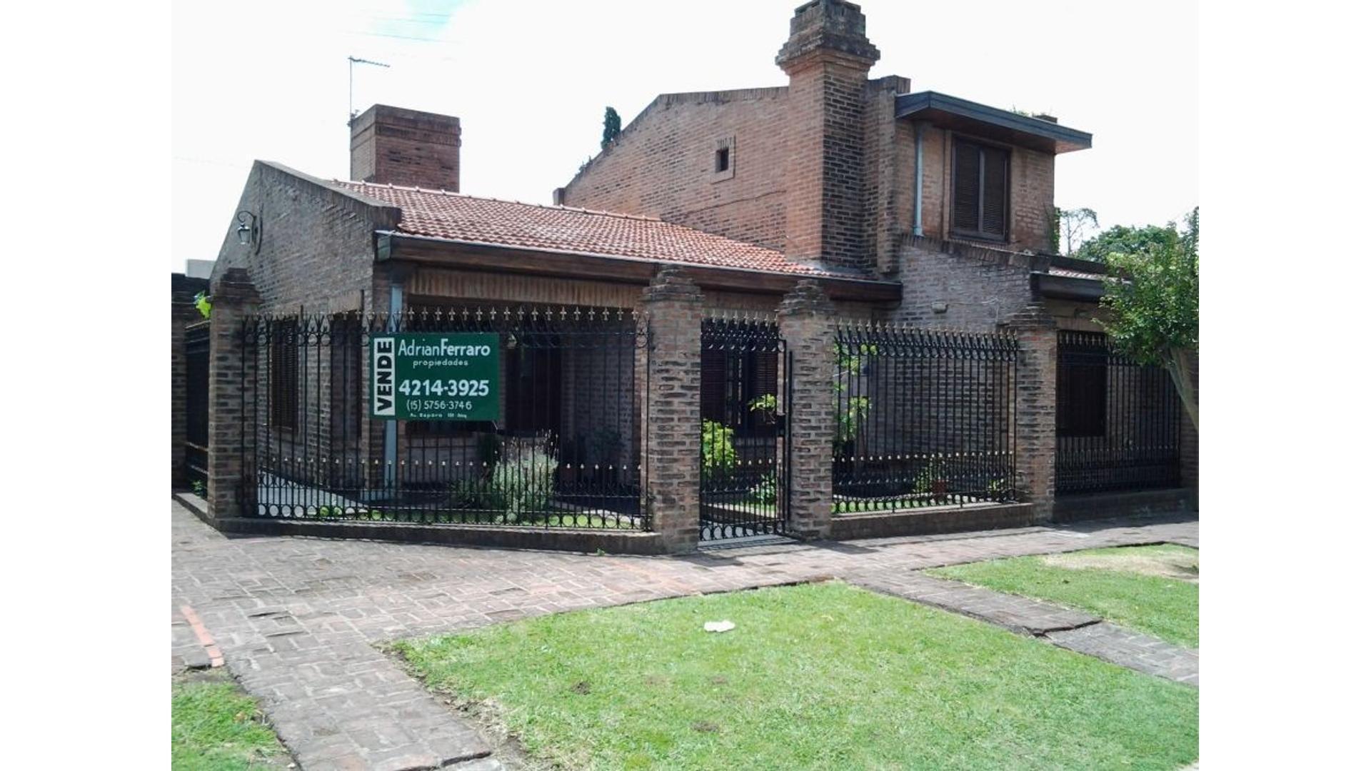 AMPLIO CHALET EN BANFIELD