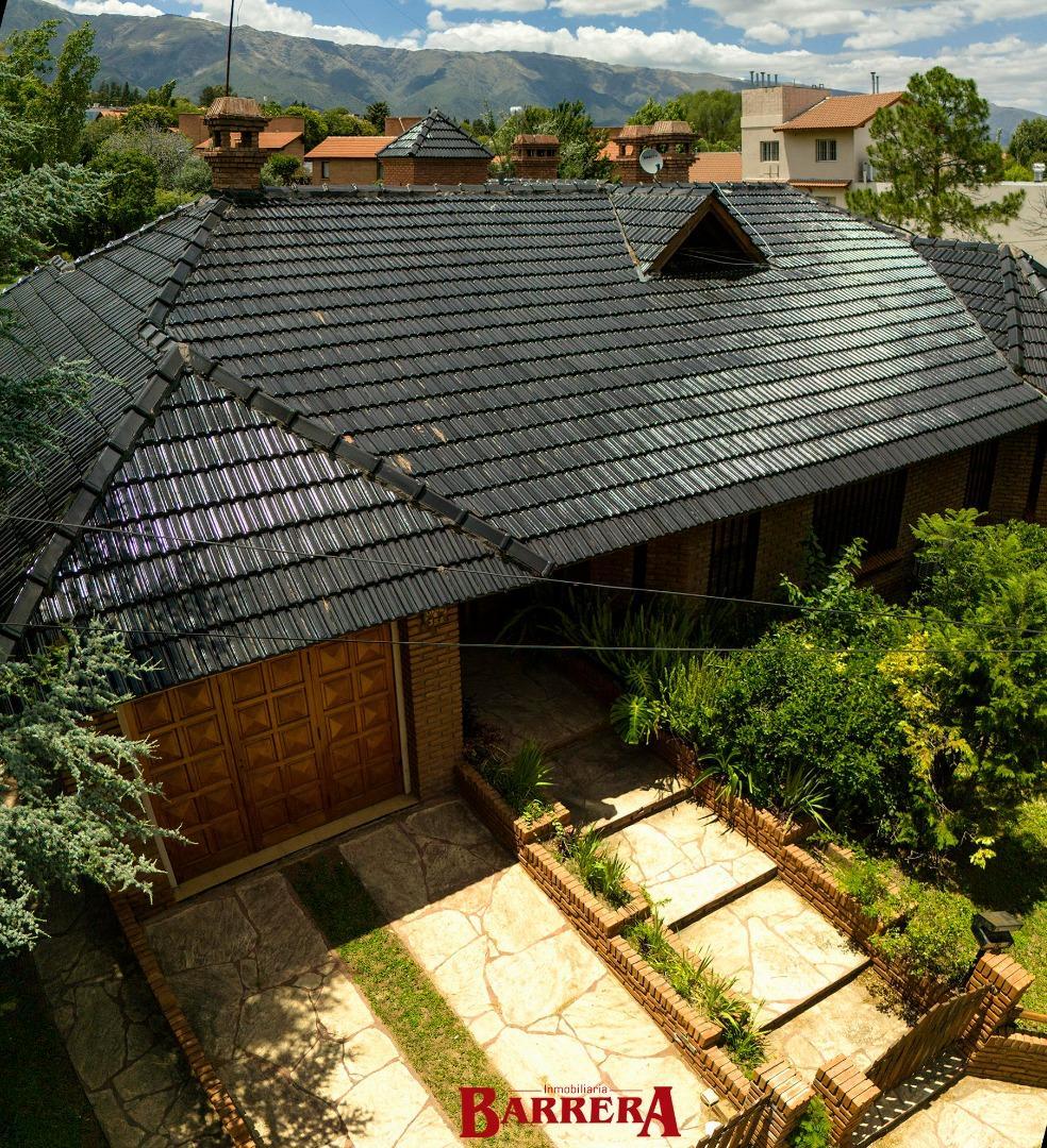 Imponente Chalet, centro de Villa de Merlo s/lote 2250 m2