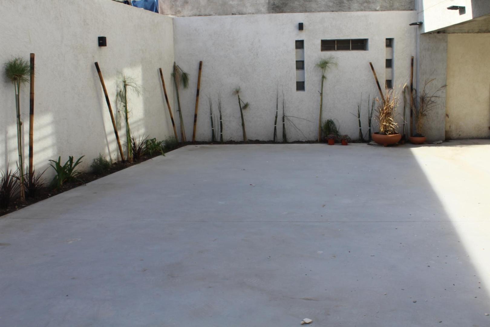 Cocheras descubiertas a 1 cuadra de la estación Villa Bosch