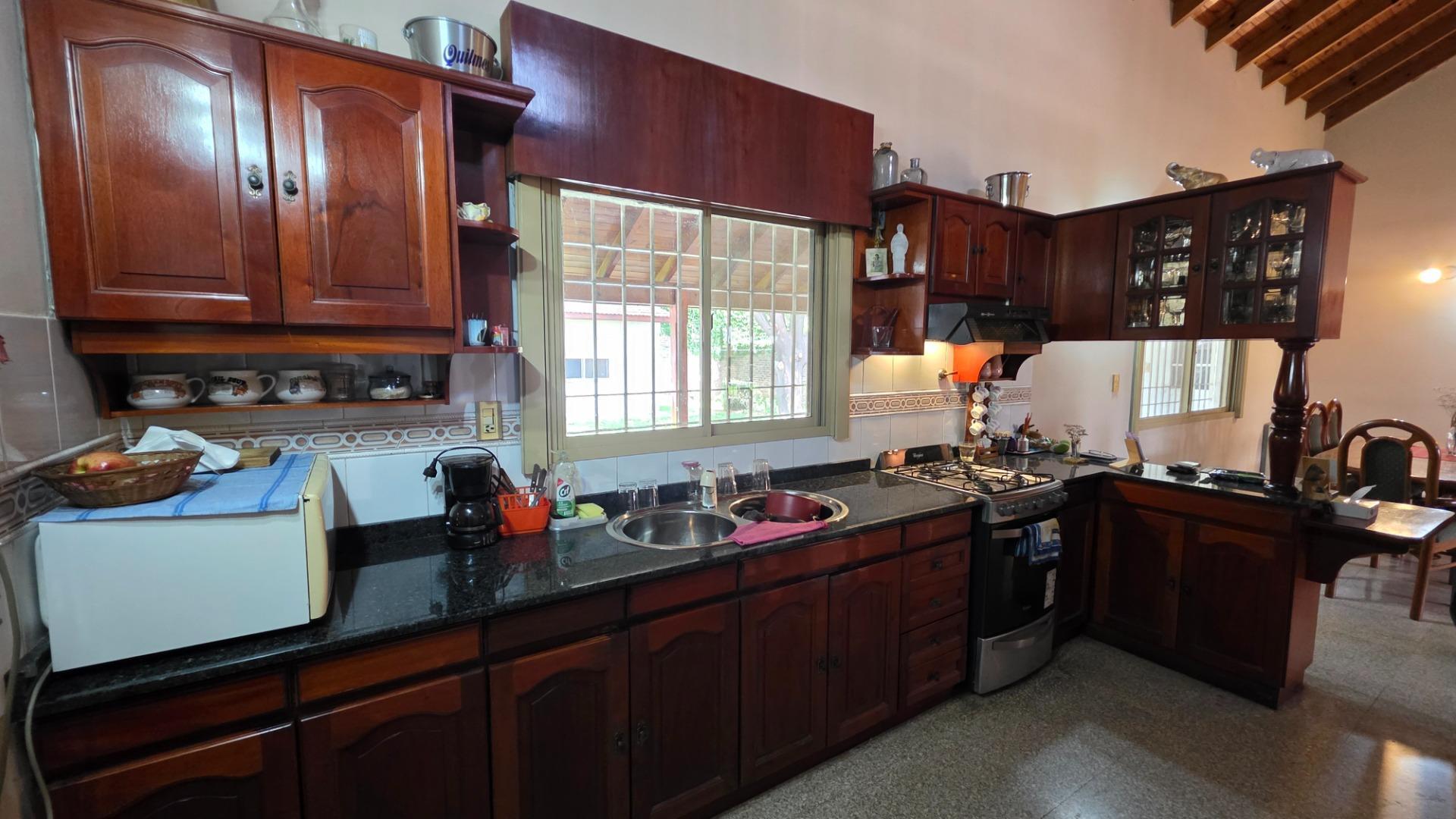 Casa en Venta con 3 cocheras