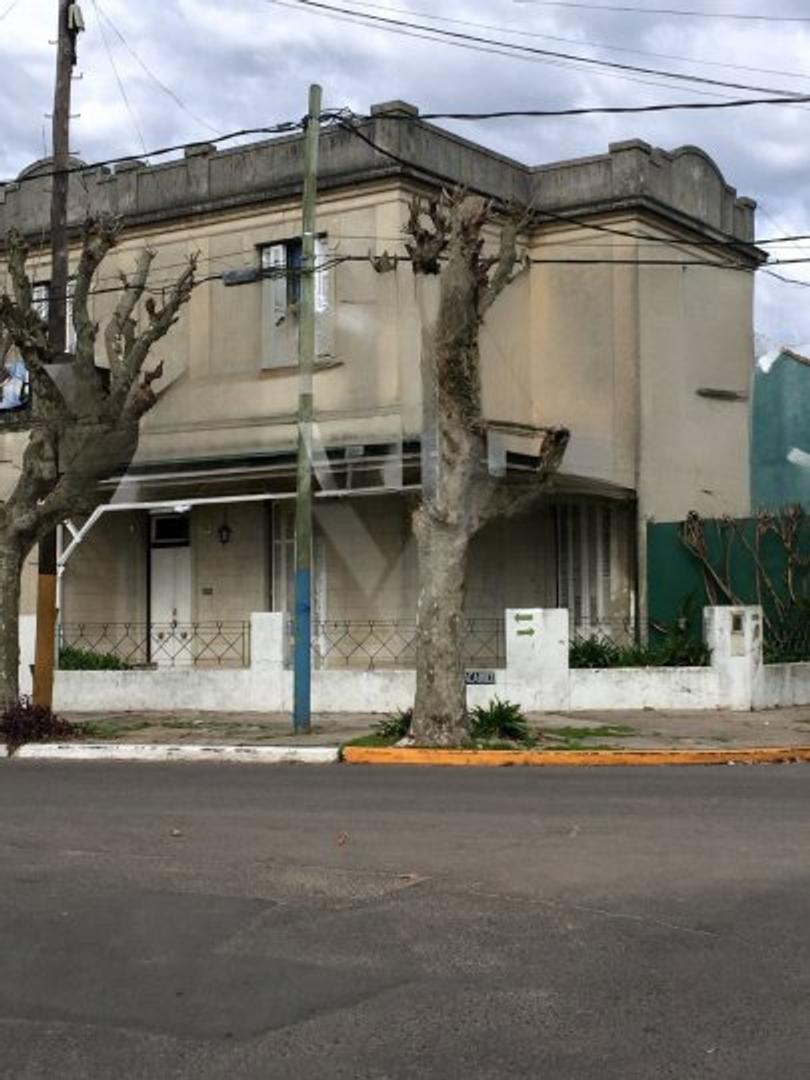 "Venta Casa de Estilo en Bernal Centro – Excelente Ubicación"