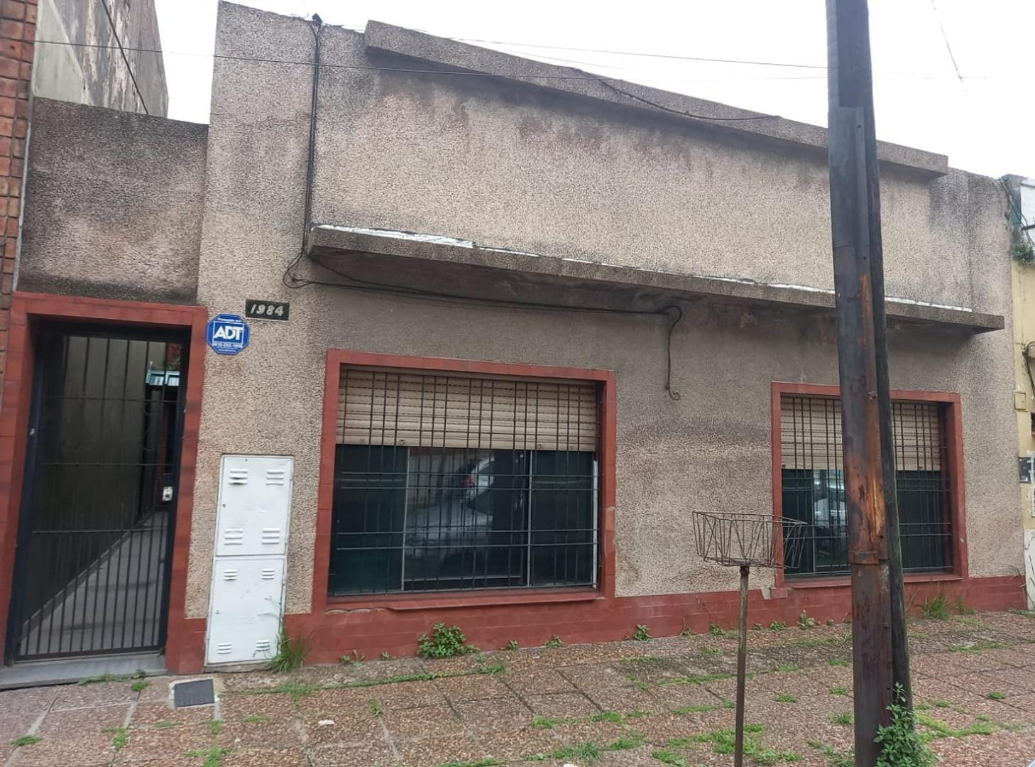 Venta de casa con 3 deptos en block