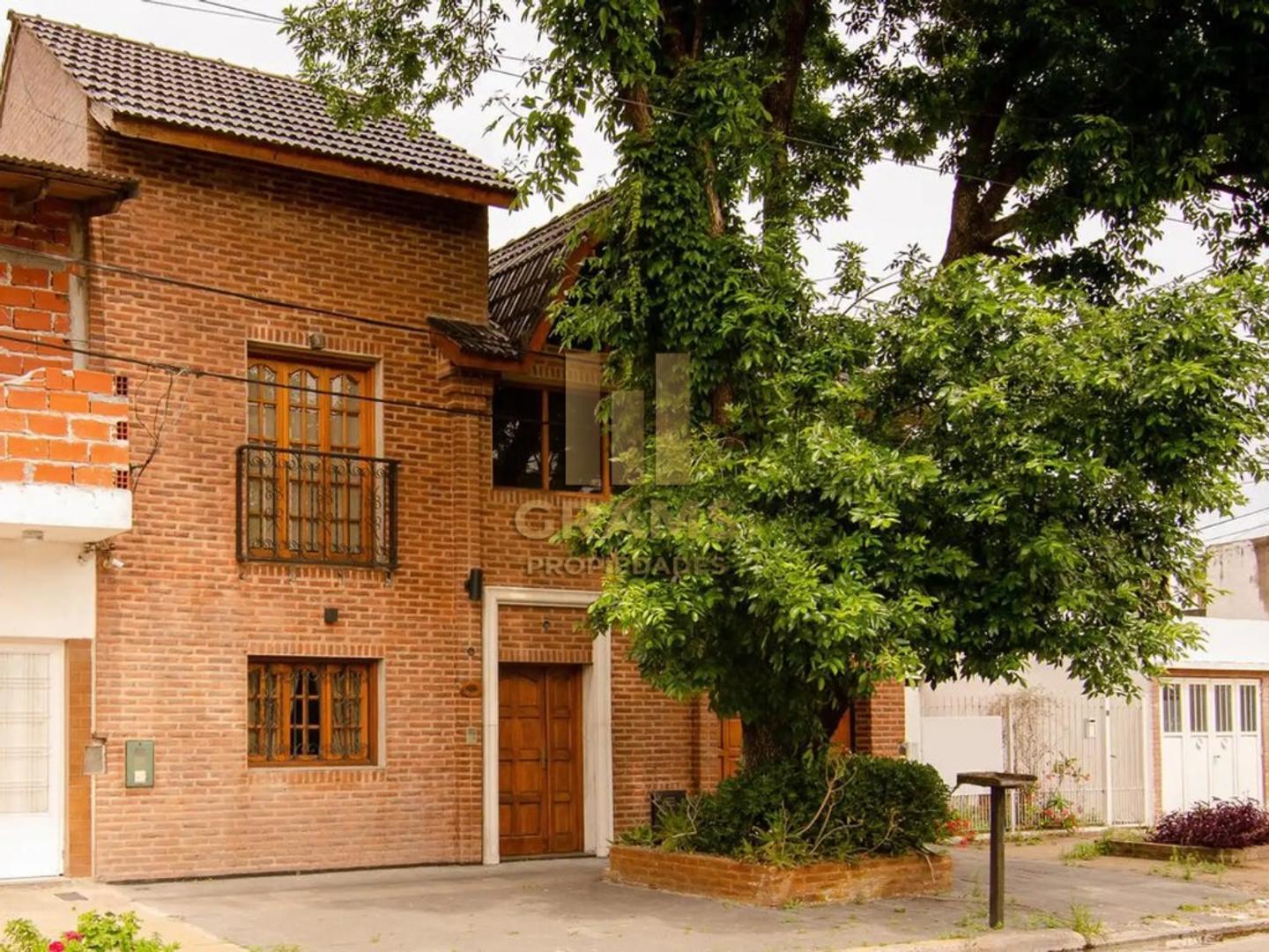 Casa 5 ambientes con 2 baños