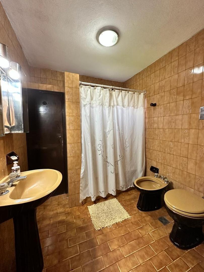 Casa 6 ambientes con 2 baños