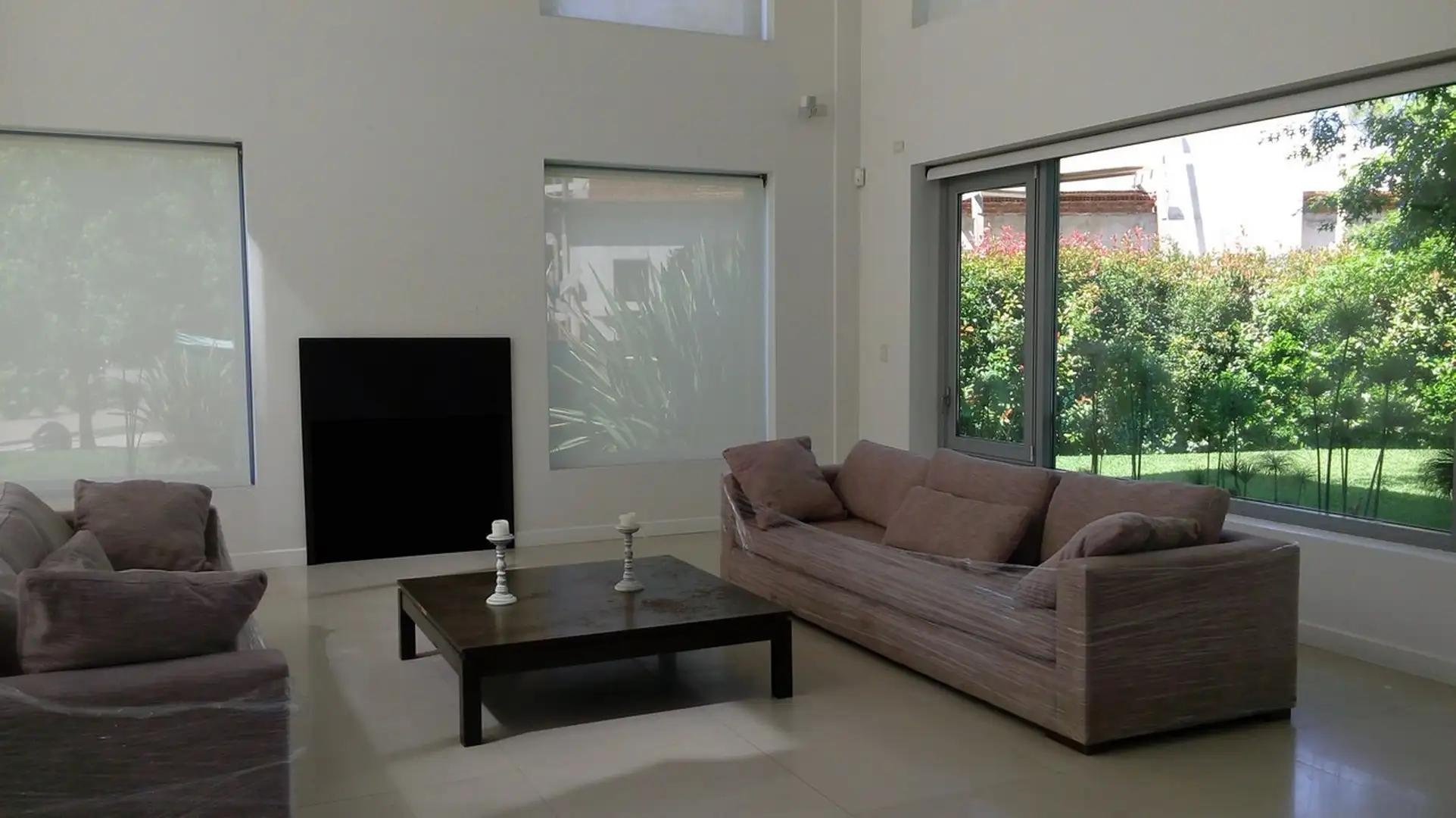 Impecable propiedad estilo racionalista en barrio privado –