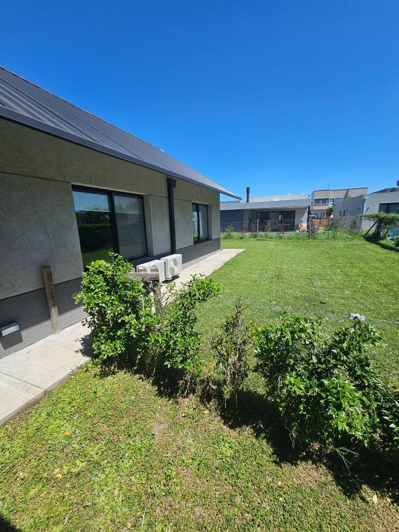 Casa en Alquiler con 2 cocheras