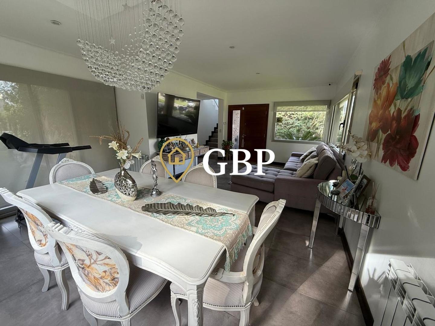 Casa en Alquiler con 2 cocheras