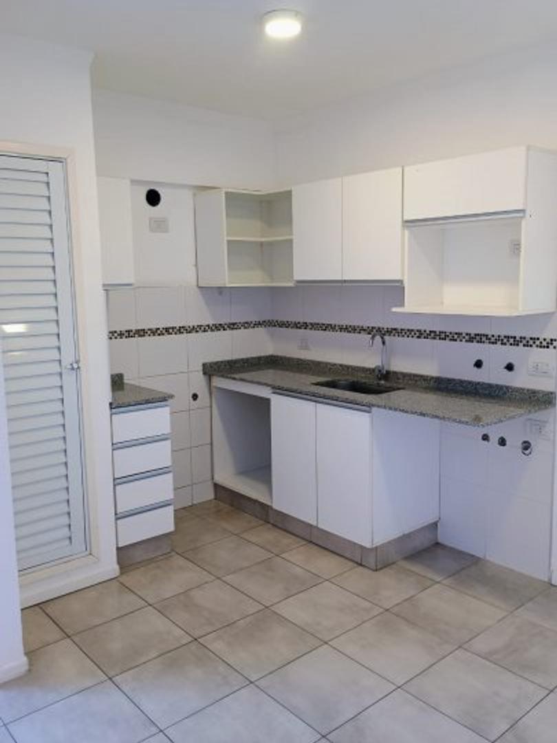 ALQUILER - Departamento céntrico, 2 dormitorios - Patio seco, ventilación cruzada.