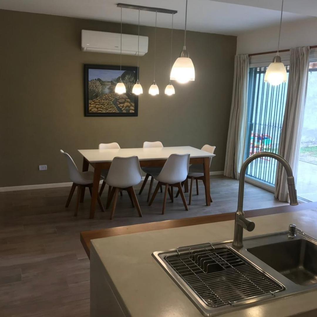 Casa en Venta con 4 cocheras