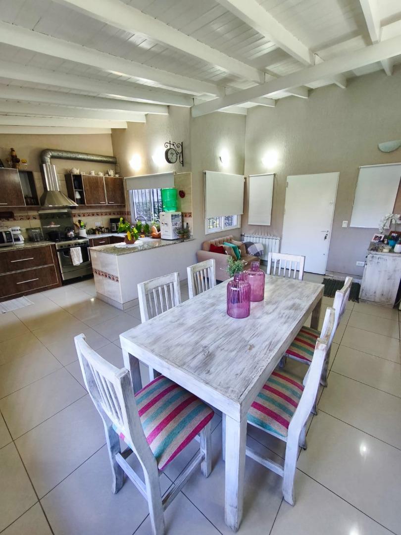 Casa 4 ambientes con 2 baños