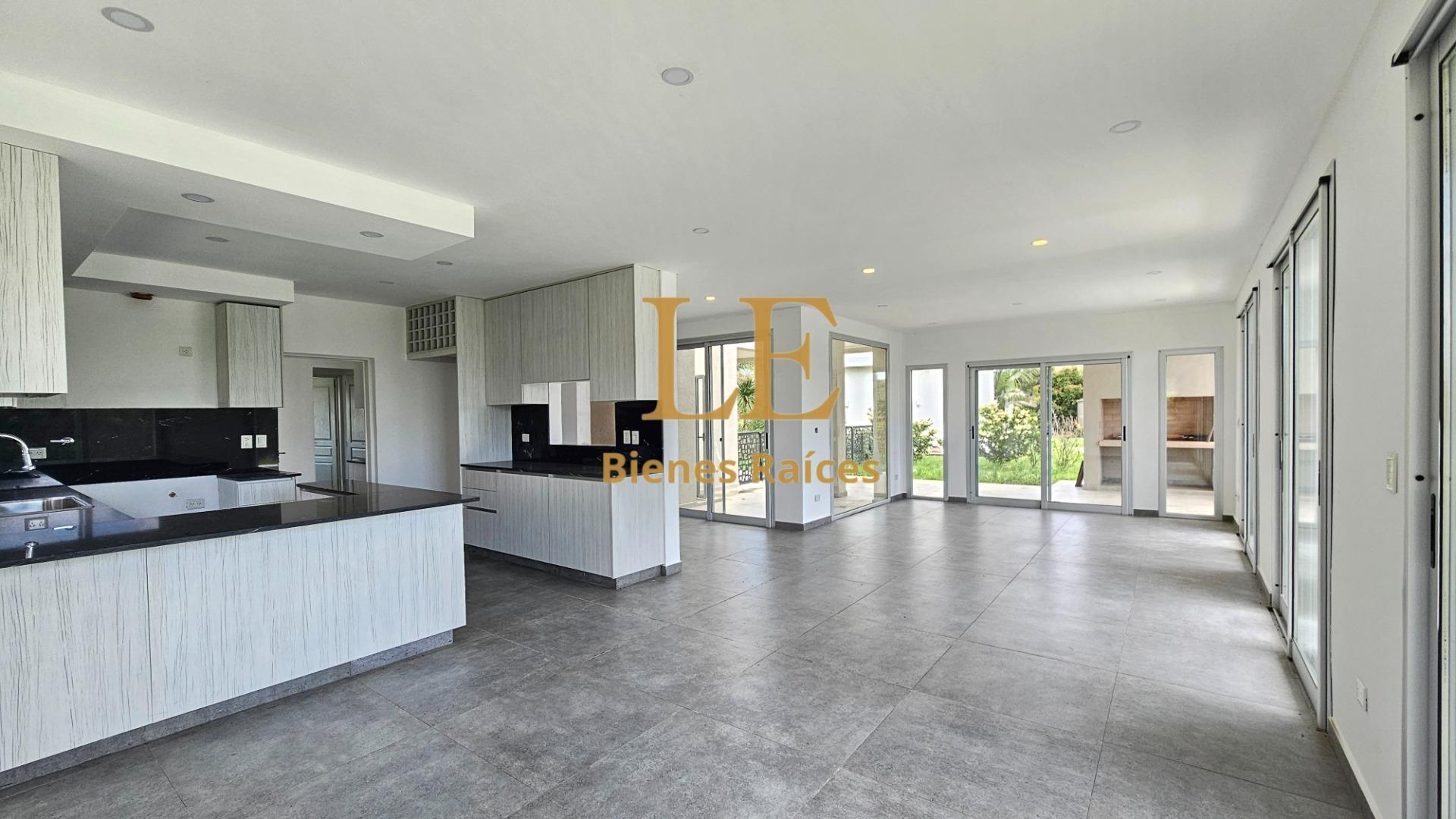 Casa en Venta con 5 cocheras