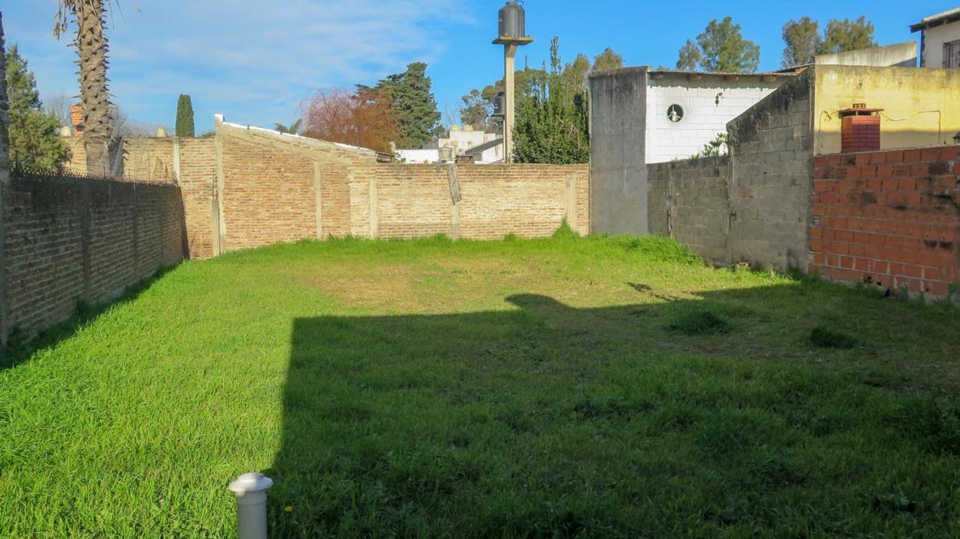 Venta lote de 10 x 30 con propiedad a reciclar, dos dormitor