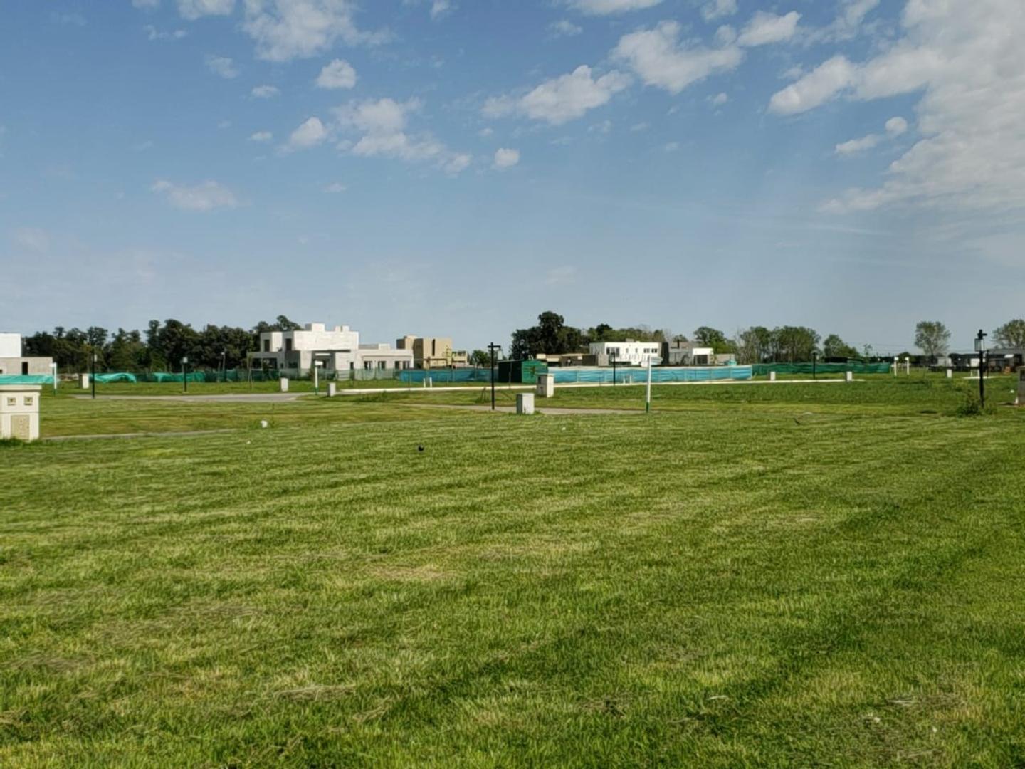venta lote a la laguna frente al house en Barrio La Alameda