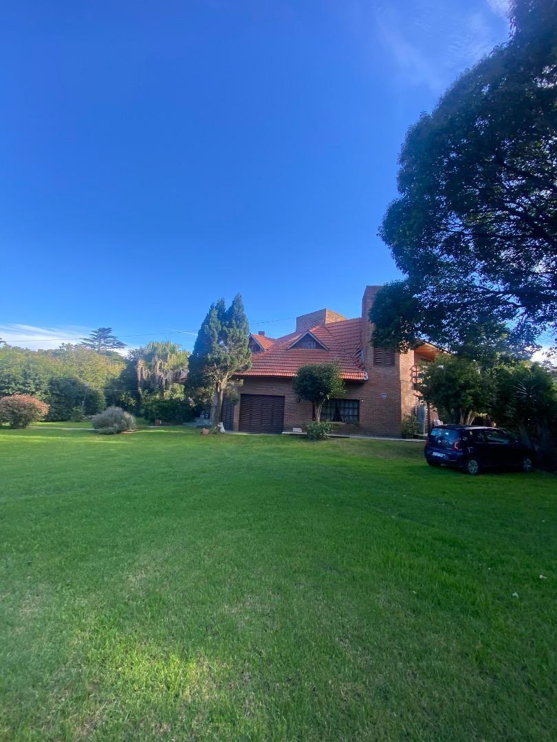 IMPONENTE CHALET DE 6 AMBIENTES EN BARRIO EL GROSELLAR