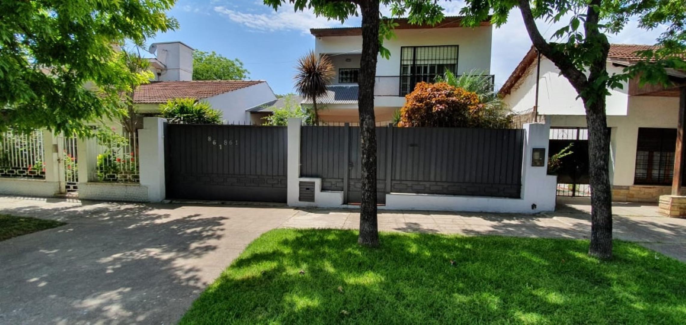 EXCELENTE CHALET DE 3 AMBIENTES, COCHERA P/ 2 AUTOS Y JARDIN