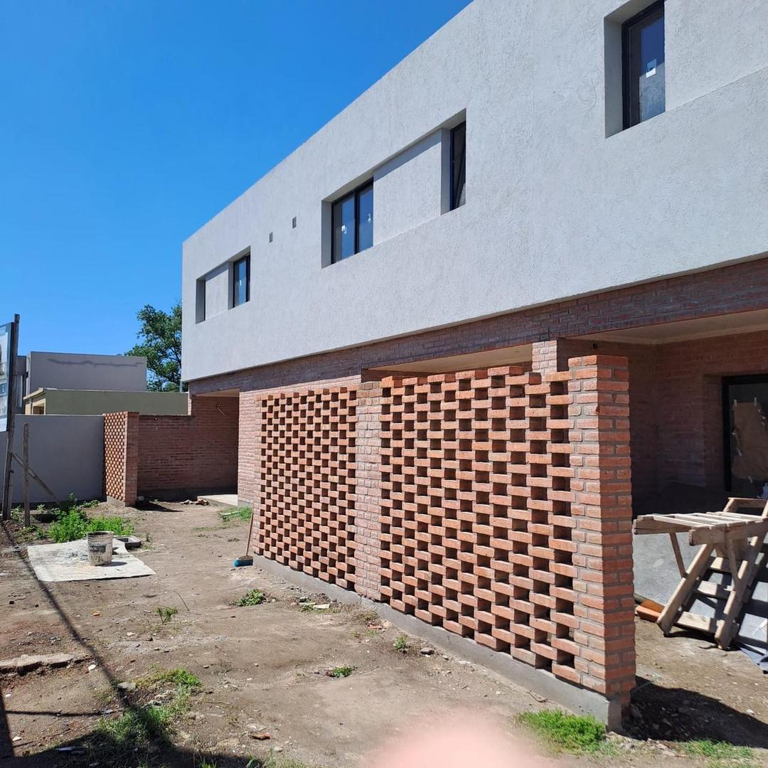 Tierra Nueva. Duplex 3 dormitorios con patio y cochera