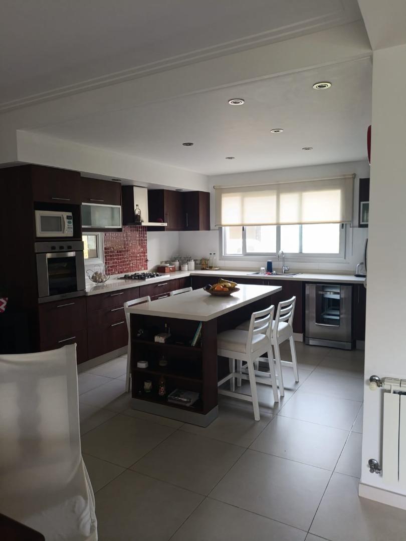 Casa en Venta con 4 cocheras