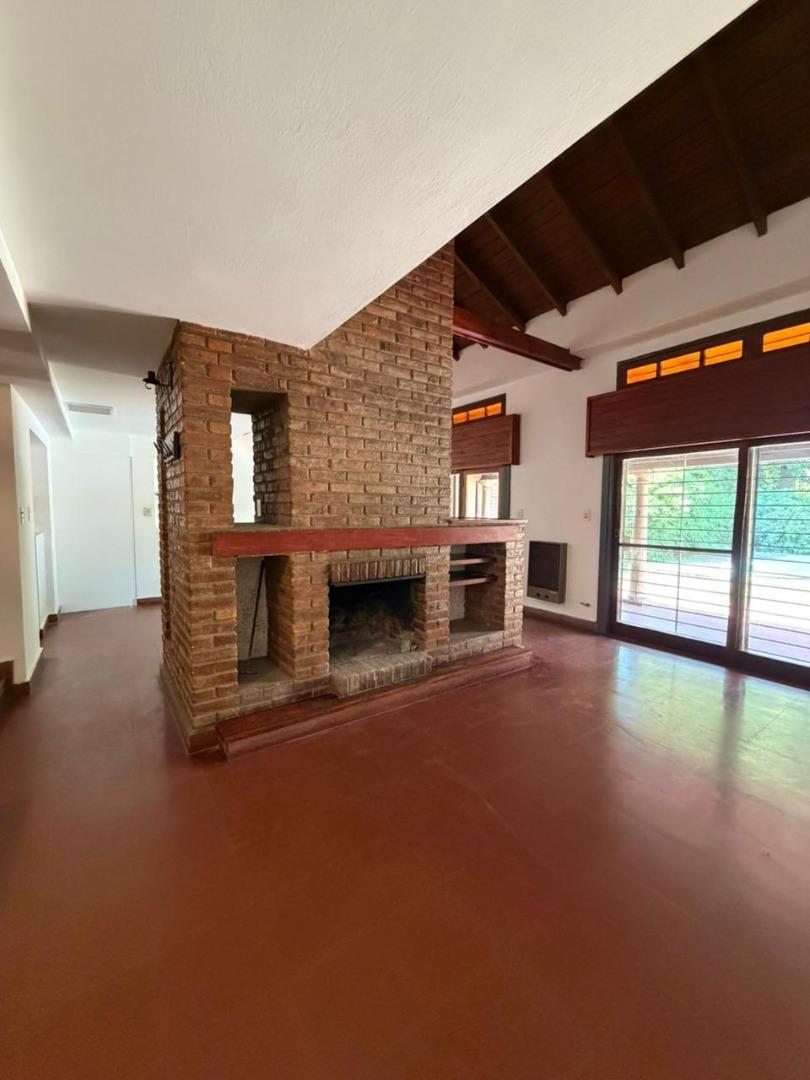 Casa en Alquiler con 1 cochera