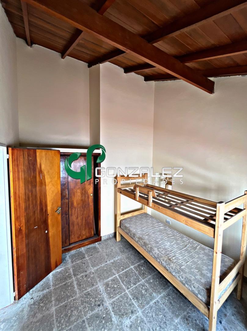 Amplia casa con jardin