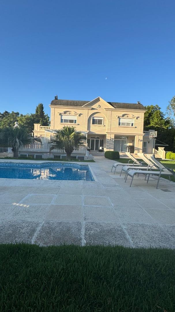 Casa en Venta con 6 cocheras