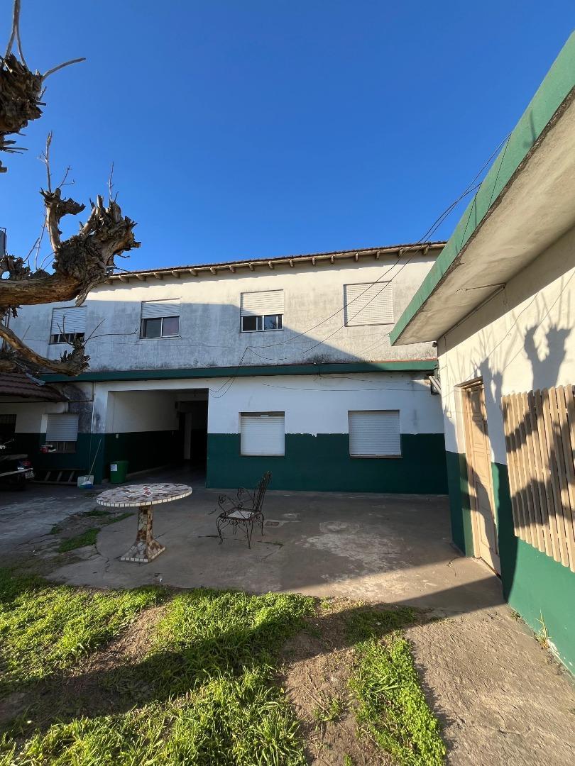 Oportunidad inversor. Casa distribuida en dos plantas sobre