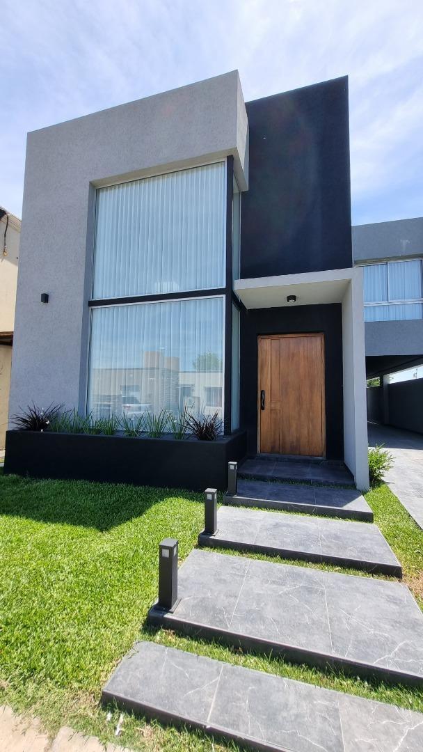 INMACULADA CASA MODERNA DE 4 AMBIENTES CON COCHERA Y PISCINA