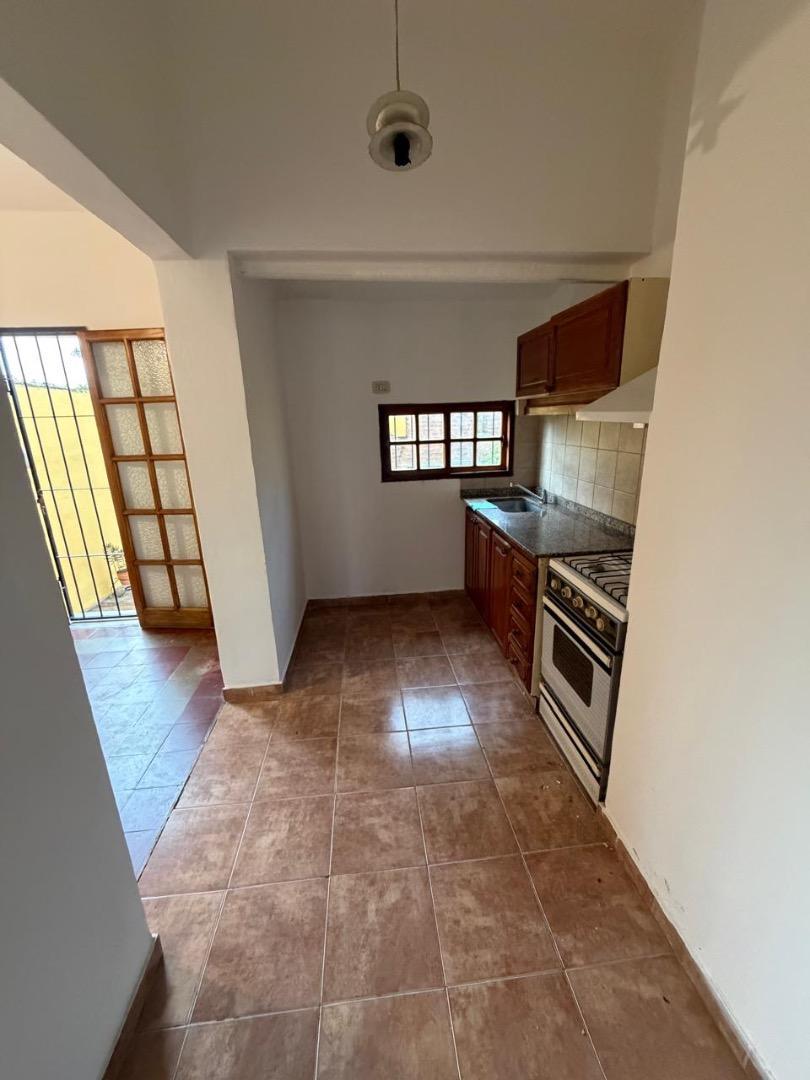 SE VENDE AMPLIA CASA + DTO EN AV. SANTA ANA